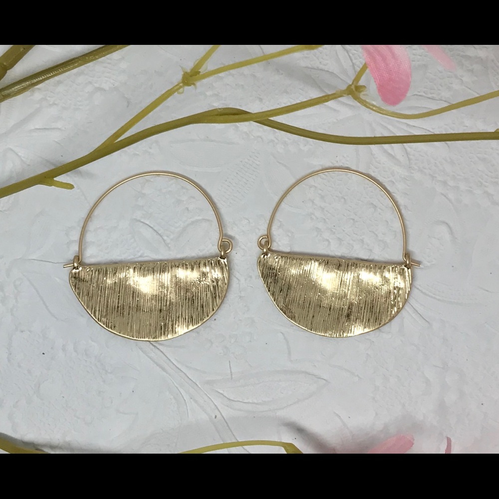 NEW 🌸💎 Gold Crescent hoop style Earrings 💎🌸 - Picture 4 of 4